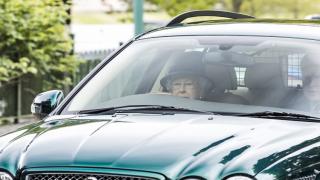 Кралица Елизабет II събра очите на лондончани след неделната служба в Windsor Park (СНИМКИ)