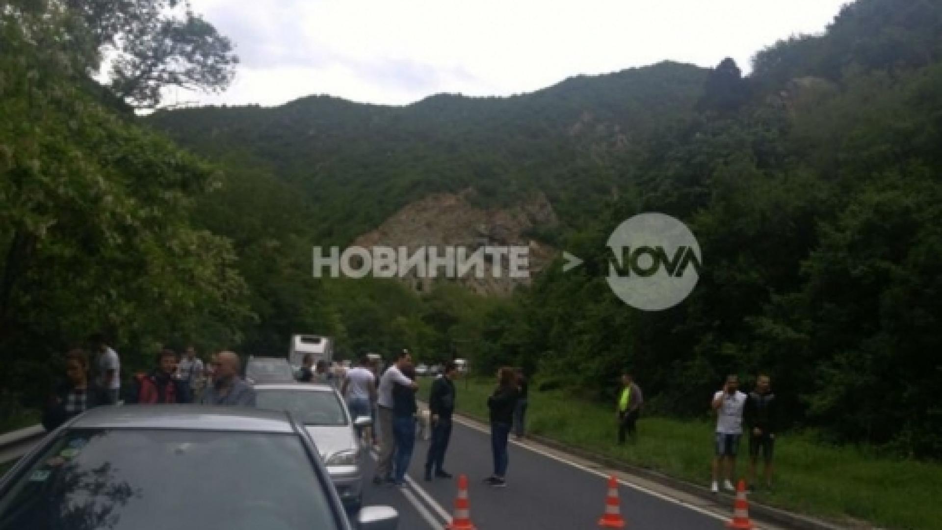 Трагедията е голяма! Синът на загиналото семейство от Сандански дойде да види родителите си в колата-ковчег