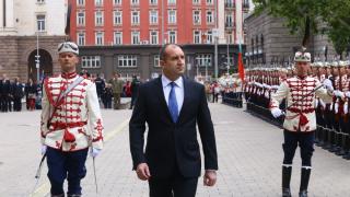 Издигнаха флага на ЕС пред президентството в чест на Деня на Европа (СНИМКИ)