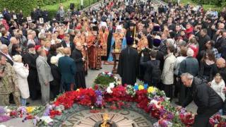 Националисти нападнаха участниците в „Безсмъртния полк” в Киев (СНИМКИ/ВИДЕО)