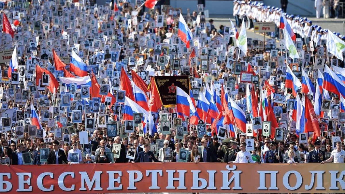 НА ЖИВО В БЛИЦ: Разтърсваща гледка! Стотици хиляди в марша на „Безсмъртния полк” в Москва (ВИДЕО)