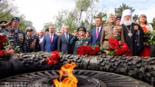 Фашизмът не си е отишъл! Крайни националисти провокираха марша на "Безсмъртния полк" в Одеса (СНИМКИ/ВИДЕО)