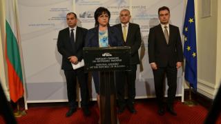 Нинова удря рамо на Манолова срещу произвола на ЧСИ