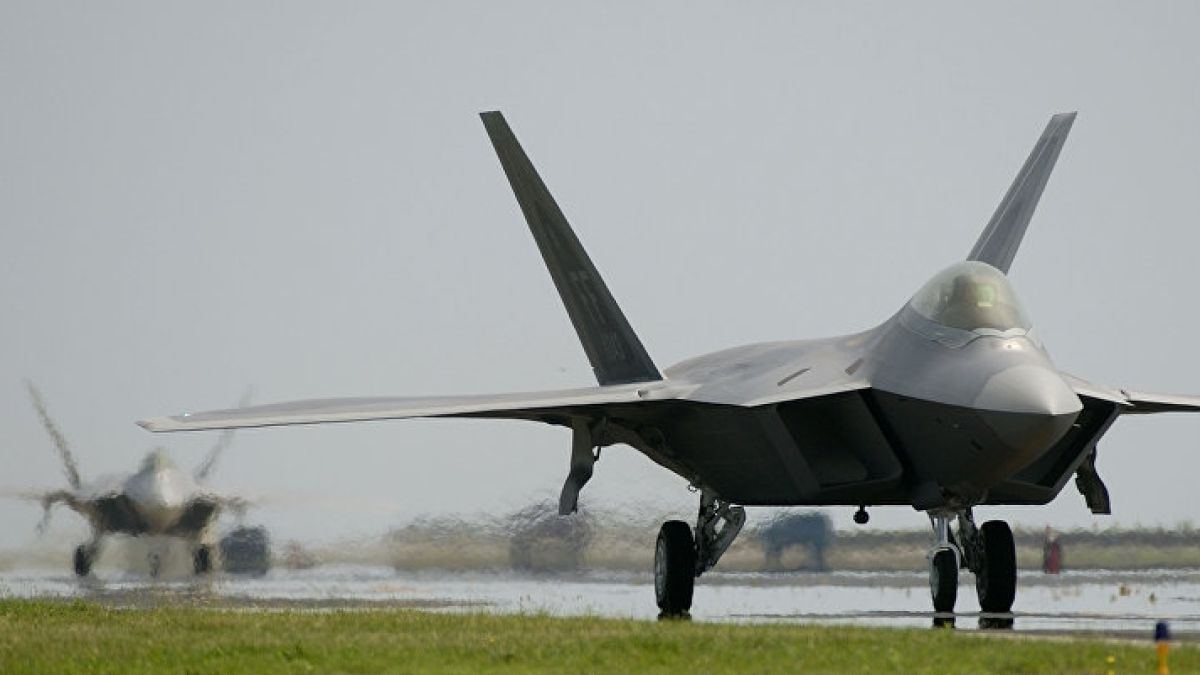 The National Interest: F-22 "Хищник" ще разкаже играта на руските и китайски изтребители! (ВИДЕО Raptor vs PAK T-50)