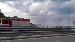 Кола се самозапали в движение на моста в Пловдив