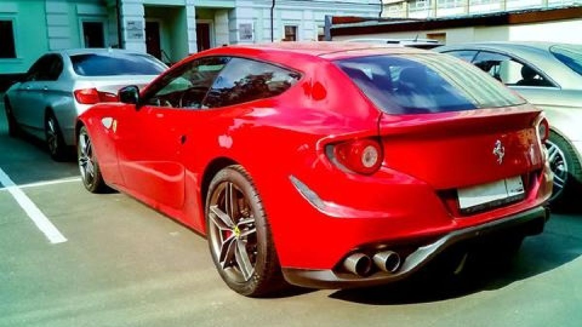 Руснак дава на съд Ferrari, поръчковата суперкола ръждясала като бричка само след 6 години (СНИМКИ)