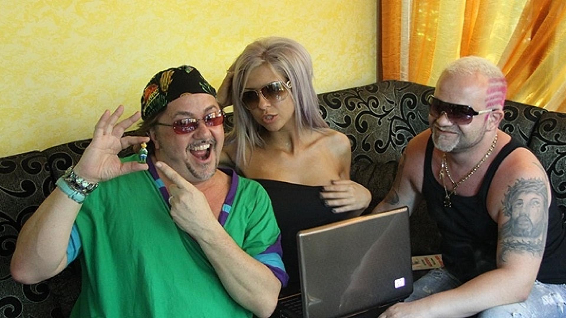 Коя е скандалната двойка Вили и Маури от „Смени жената“? Семейството прави луди пари от фолк фурии и плеймейтки