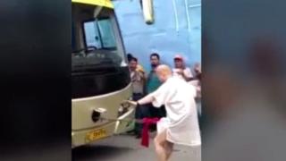 Кунг Фу майстор издърпа камион... с пениса си (ВИДЕО 18+)
