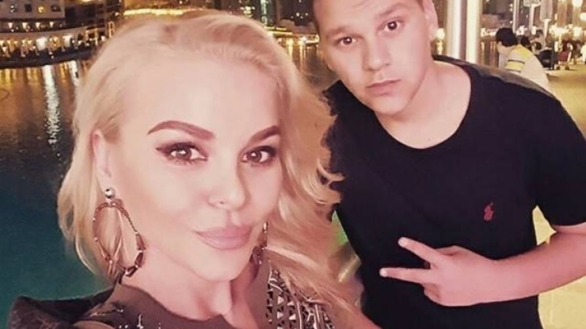 Синът на Деси Слава се забърка в страшен скандал, снима с телефона си зверски побой над младо момче