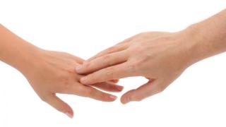 Учени разкриха защо докосването разпалва емоции