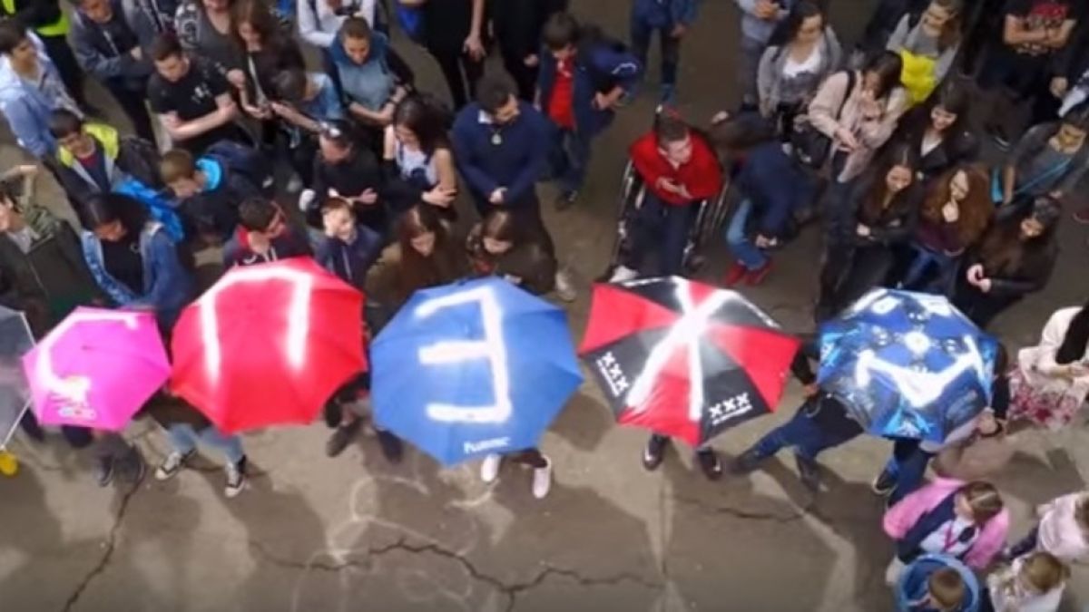 Български абитуриенти разчувстваха всички с уникален надпис! Вижте го (ВИДЕО)