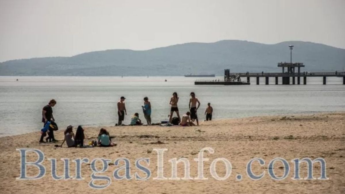 Смелчаци по бански превзеха плажа в Бургас (СНИМКИ)
