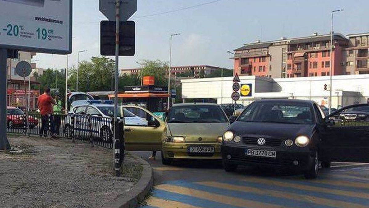 Младежи се млатиха яко след лек инцидент на пътя 