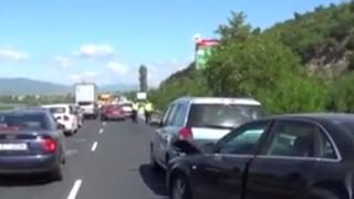 Четири коли и ТИР се нанизаха зрелищно в Благоевград