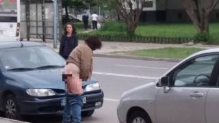 Фейсбук втрещен от снимка на жена, която се облекчава посред бял ден в Пловдив