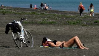 В неделя бе ден за бански и плаж, но от днес...