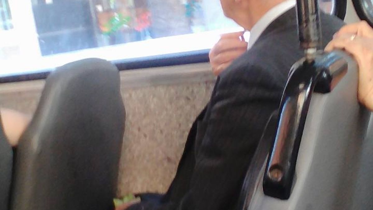Първо в БЛИЦ: Костюмиран дядо пошашави пътниците в столичния тролей №9 (СНИМКИ)