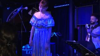 Облечена като средновековна прислужница Рут Колева този път наистина удари дъното (СНИМКА)