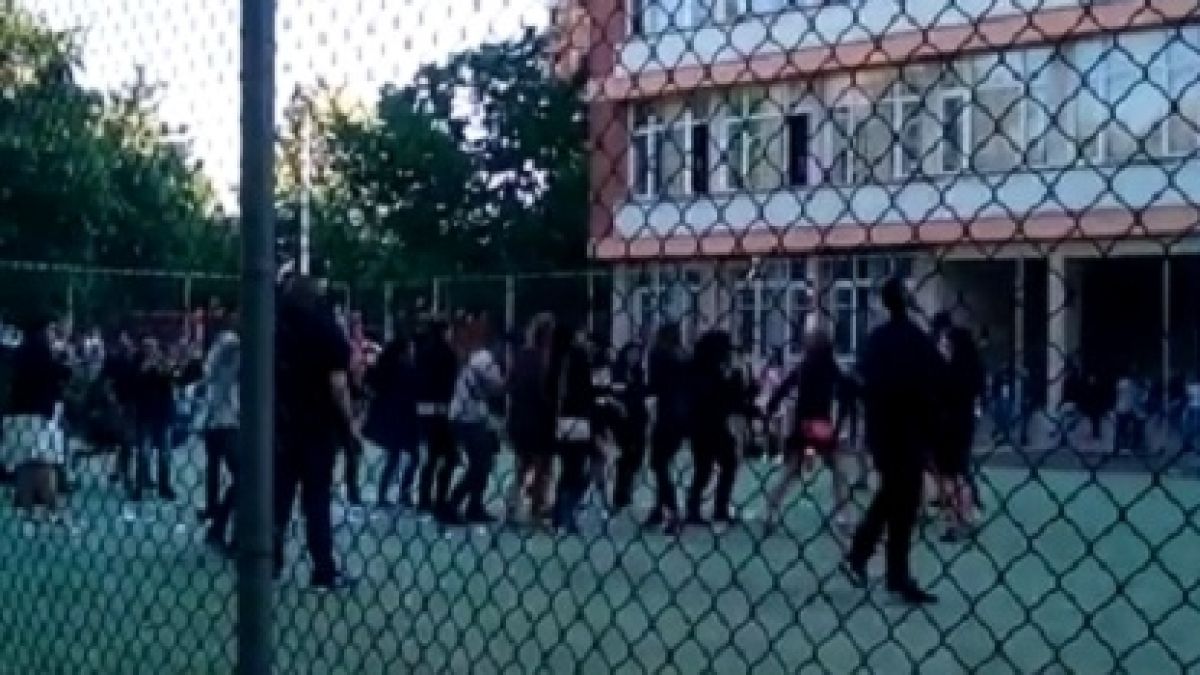 Това направиха тази сутрин врачански абитуриенти в двора на Езикова гимназия „Йоан Екзарх“ (ВИДЕО)