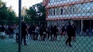 Това направиха тази сутрин врачански абитуриенти в двора на Езикова гимназия „Йоан Екзарх“ (ВИДЕО)