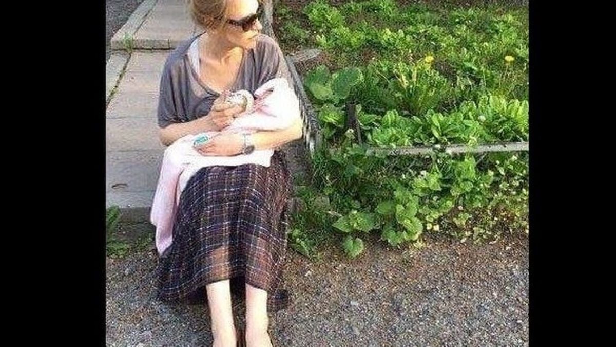 Ицко Финци гледа бебето в известно балканско село 