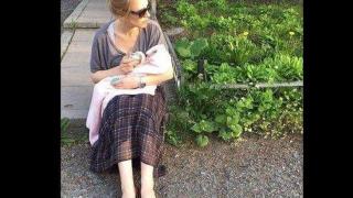 Ицко Финци гледа бебето в известно балканско село 