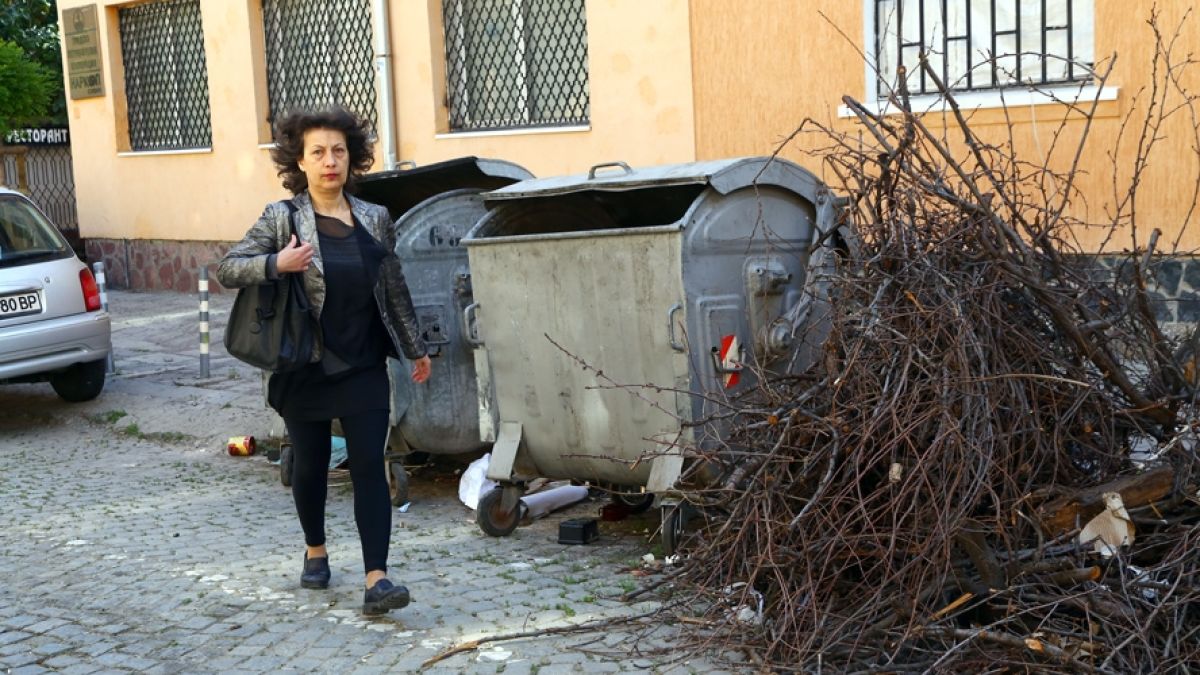 Фоторепортаж в БЛИЦ: Тези камари от боклуци не са в Столипиново, а в идеалния център на София! (СНИМКИ)