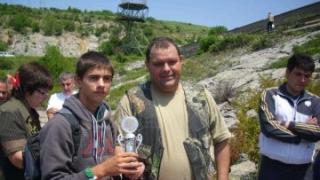 Играта загрубява: Вандали оплескаха с черва джипа на рибарски шеф