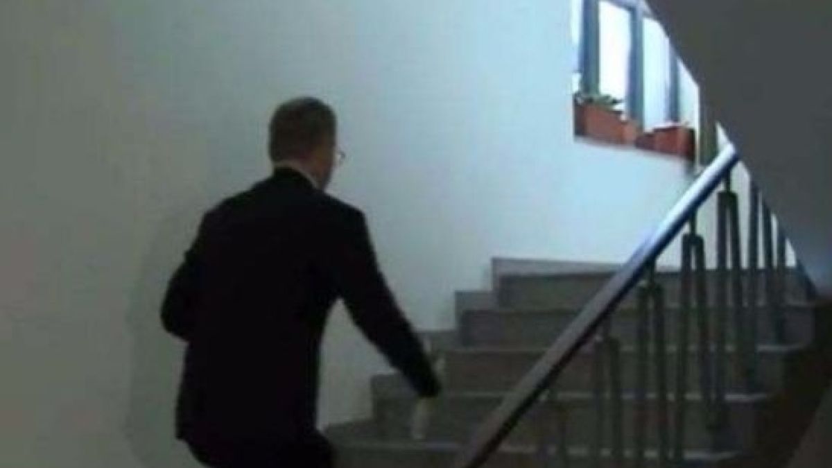 Лозан Панов бяга от Канал 3, не иска да отговаря за писмото до президента (ВИДЕО)