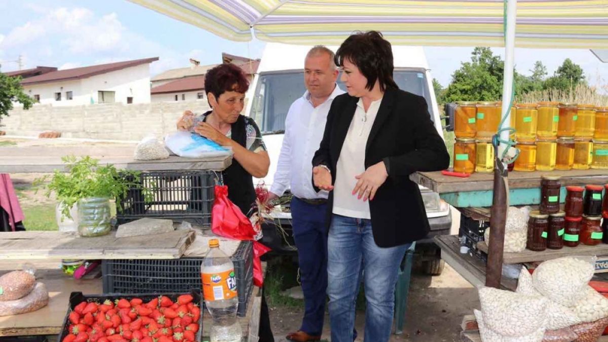 Нинова отиде на пазар и заговори за пари, политика, плодове и зеленчуци! Уникални СНИМКИ