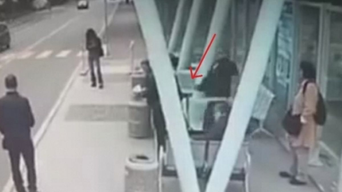 Първа СНИМКА на батката, който изрита зверски възрастна жена на спирка в Бургас