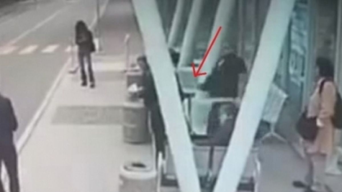 Прокуратурата погна батката, който изрита зверски възрастна жена на спирка в Бургас, има данни, че той...