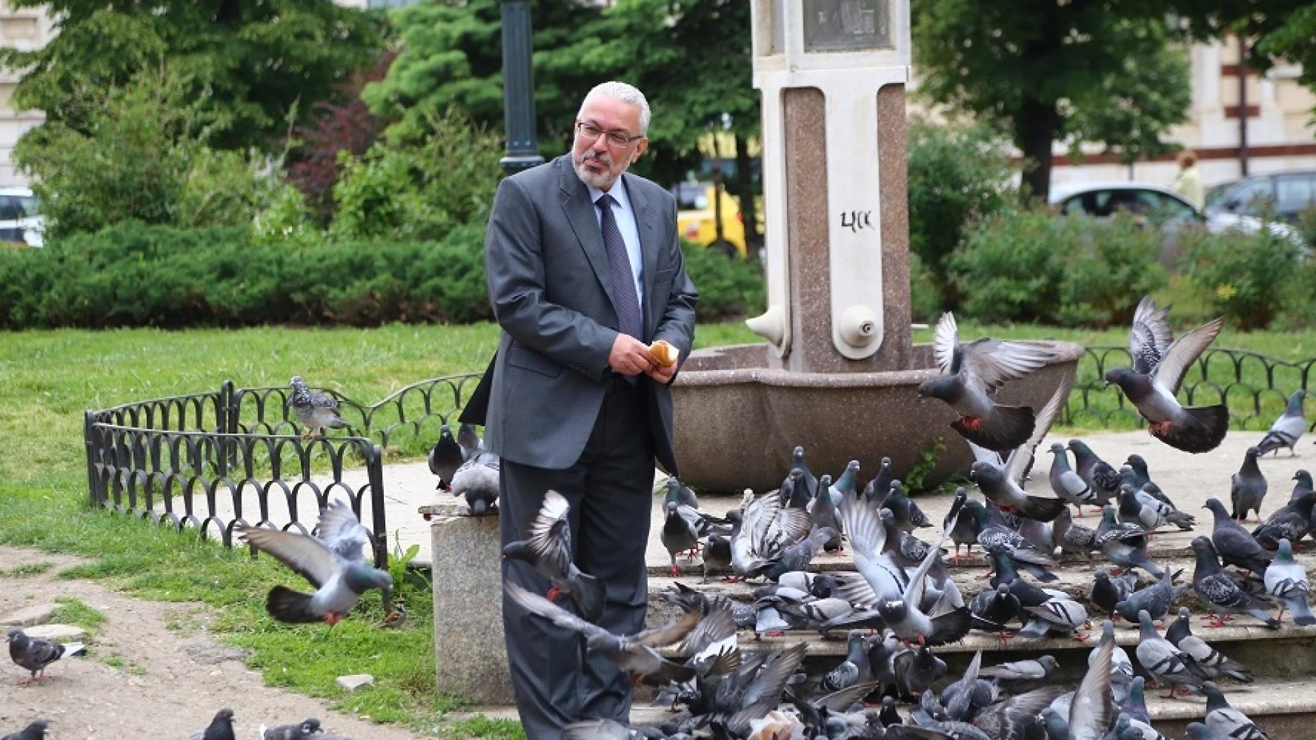 Фоторепортаж в БЛИЦ! Бивш здравен министър под перната обсада  
