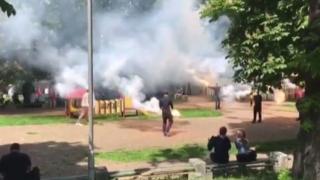Абитуриенти празнуват с факли и димки