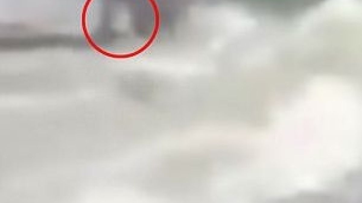 Смразяващи кръвта кадри! Дух на момче изскача от бушуващи води, в които са загинали близо 100 души (ВИДЕО)