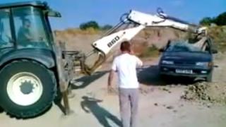 Бесен български багерист премаза кола и я отмъкна (ВИДЕО)