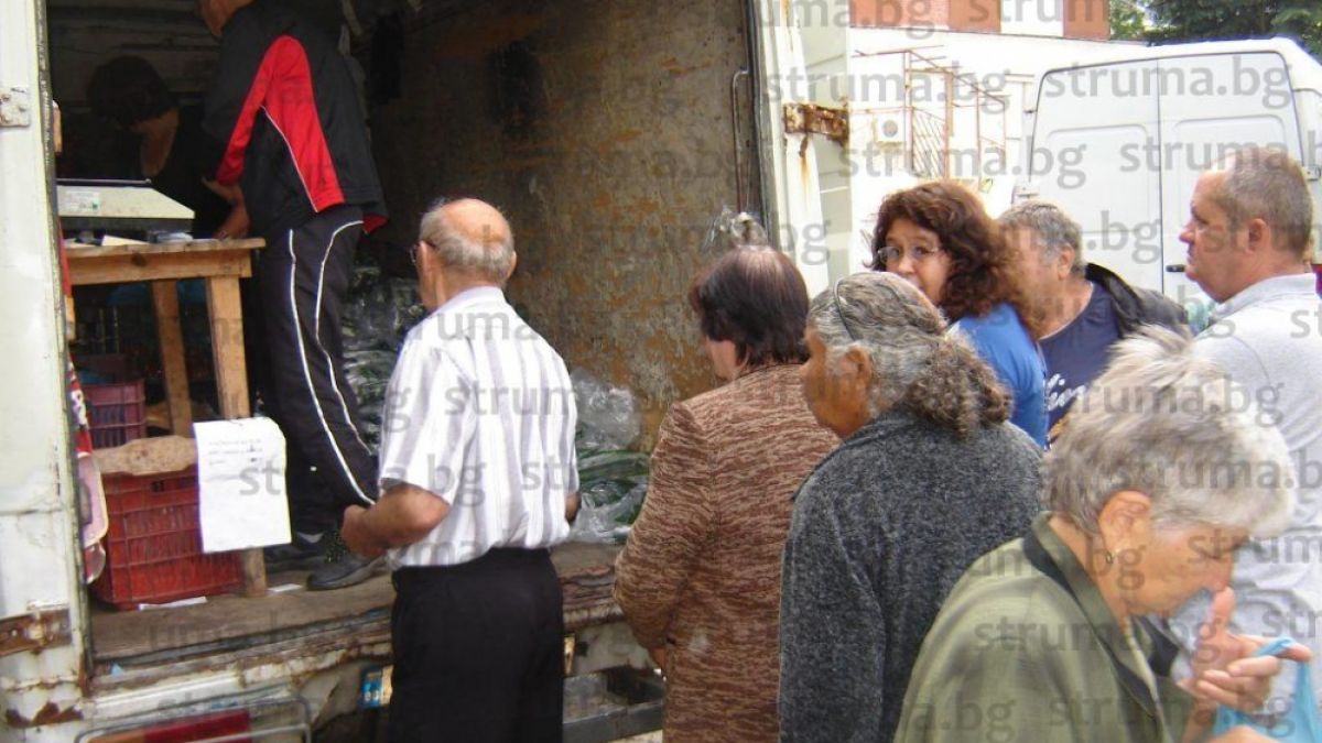На пазара в Петрич гъмжи от народ! Рязък спад в цените изви дълги опашки пред сергиите 