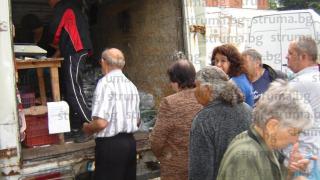 На пазара в Петрич гъмжи от народ! Рязък спад в цените изви дълги опашки пред сергиите 