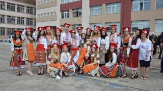 Абитуриенти от езиковата в Силистра предизвикаха фурор в мрежата (СНИМКИ)