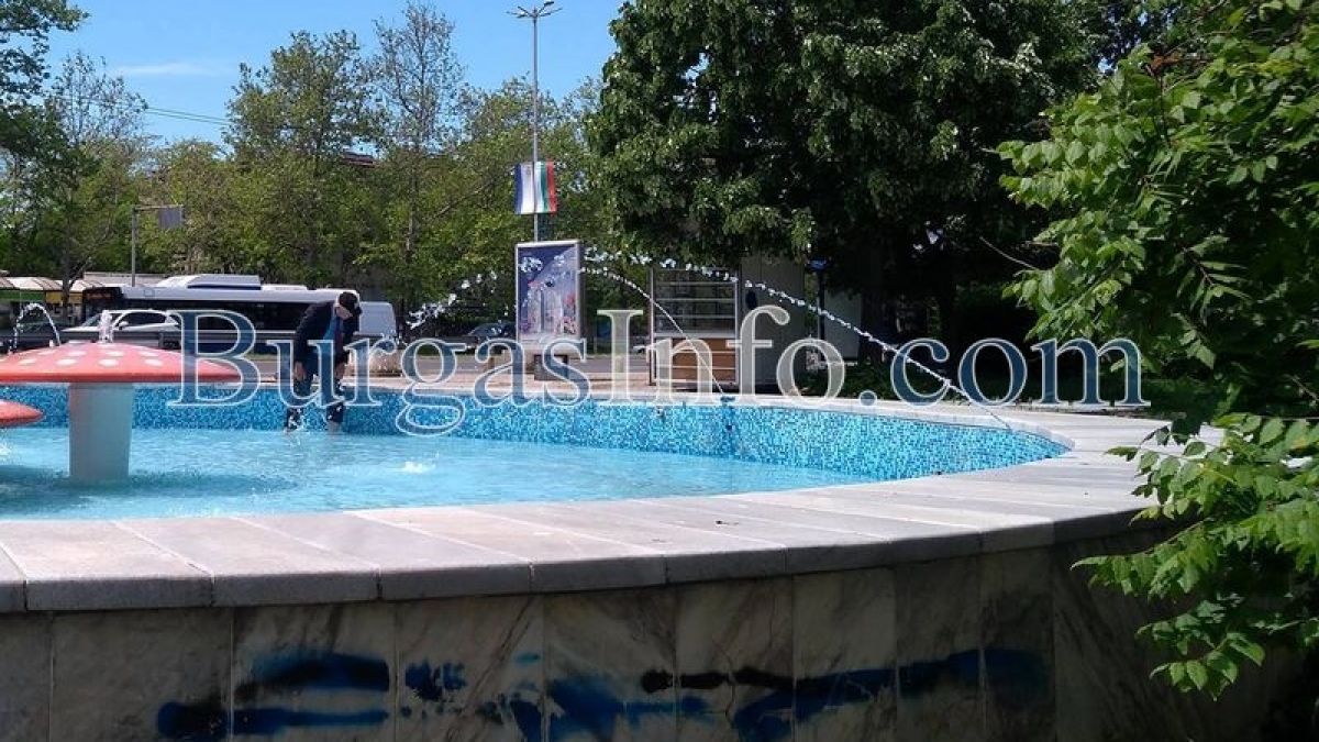 Дядо със сако и вратовръзка нагази във фонтана, но дали търси разхлада? (СНИМКИ)