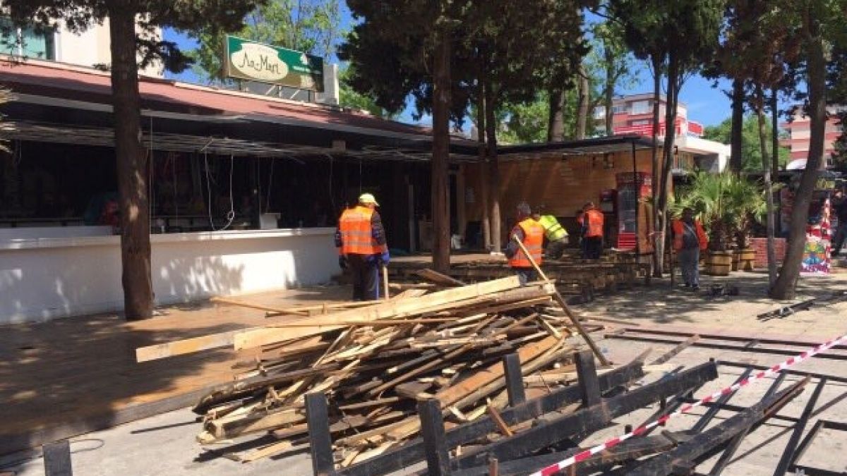 Разрушиха оборотната дискотека на Божо Кравата дъска по дъска пред очите на онемелите служители