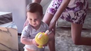 Най-малкият внук на Доналд Тръмп направи първите си стъпки (ВИДЕО)