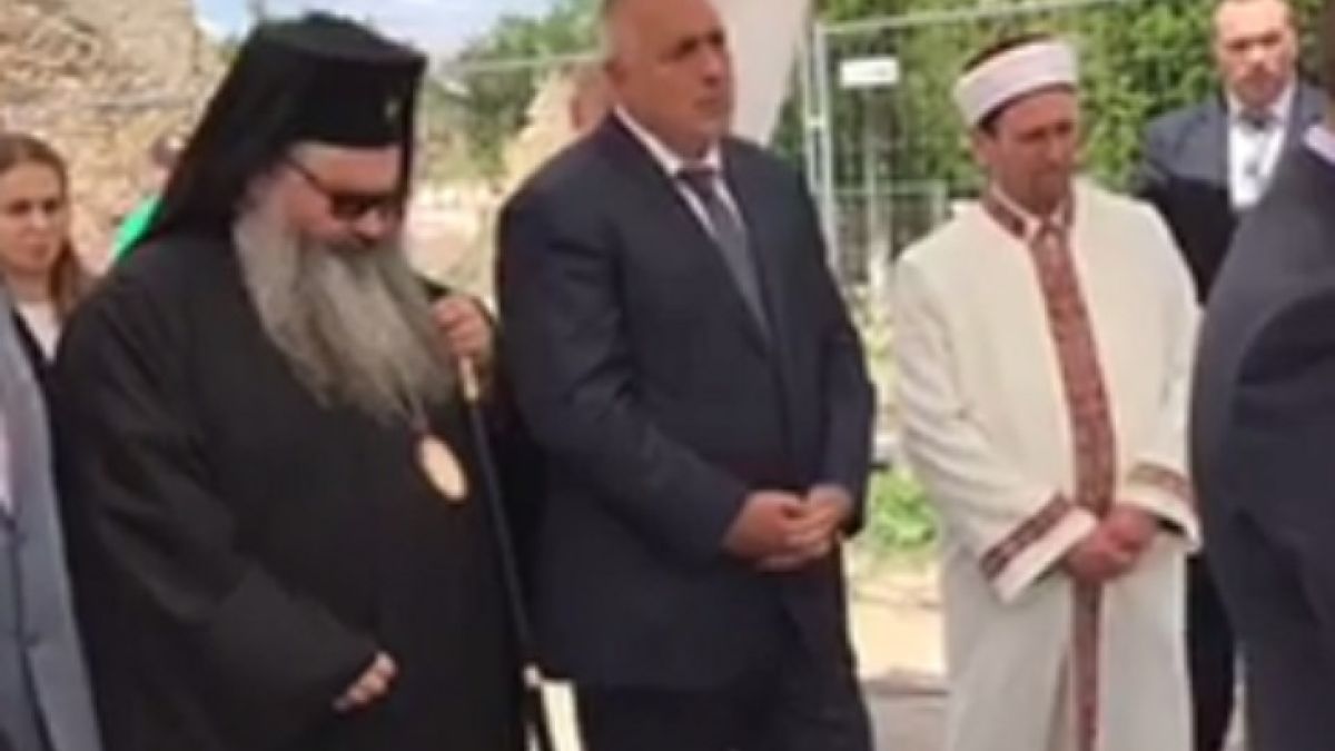 Голям ден в многострадално Хитрино: Имам и поп редом до Борисов на първата копка на новите къщи (ВИДЕО)