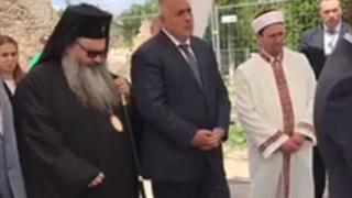 Голям ден в многострадално Хитрино: Имам и поп редом до Борисов на първата копка на новите къщи (ВИДЕО)