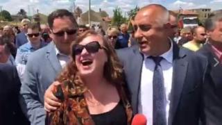 Забавен екшън в Хитрино! Охраната на Борисов блъсна журналистка, а той ѝ каза: Щях да се хвърля да те спася и да се изтъркаляме заедно (ВИДЕО)