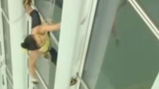 Алпинистка изкачи най-високата сграда в Южна Корея без снаряжение (ВИДЕО)