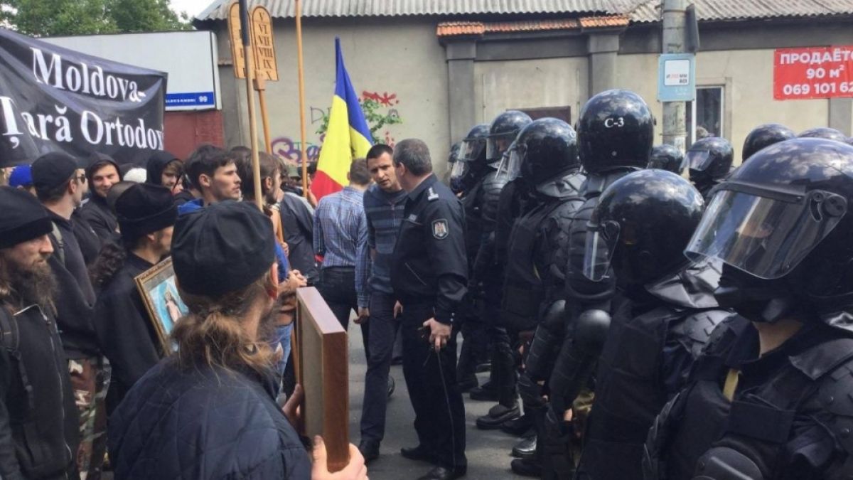 Православни спряха и провалиха шествие на гейове и лесбийки с песнопения и хоругви в Кишинев (СНИМКИ/ВИДЕО)