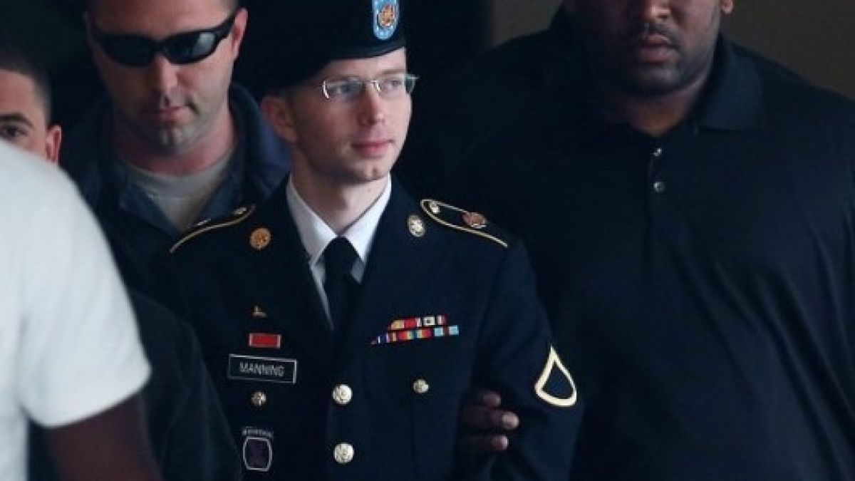 Информаторът на WikiLeaks Брадли Манинг смени пола си, ето как изглежда сега с дълбоко деколте (СНИМКА)