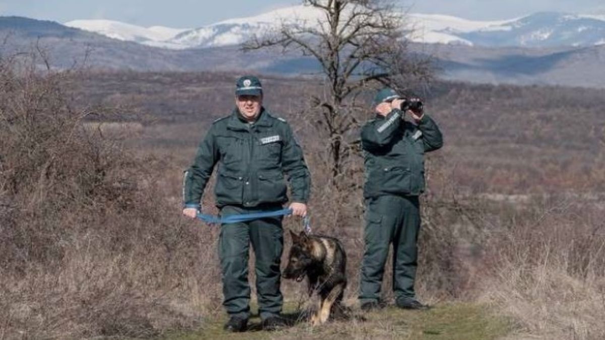 Слагат камери в униформите на полицаите по границата