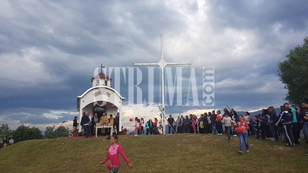 Нестинари и гайди развълнуваха стотици, събрали се на параклис над петричко село (СНИМКИ/ВИДЕО)